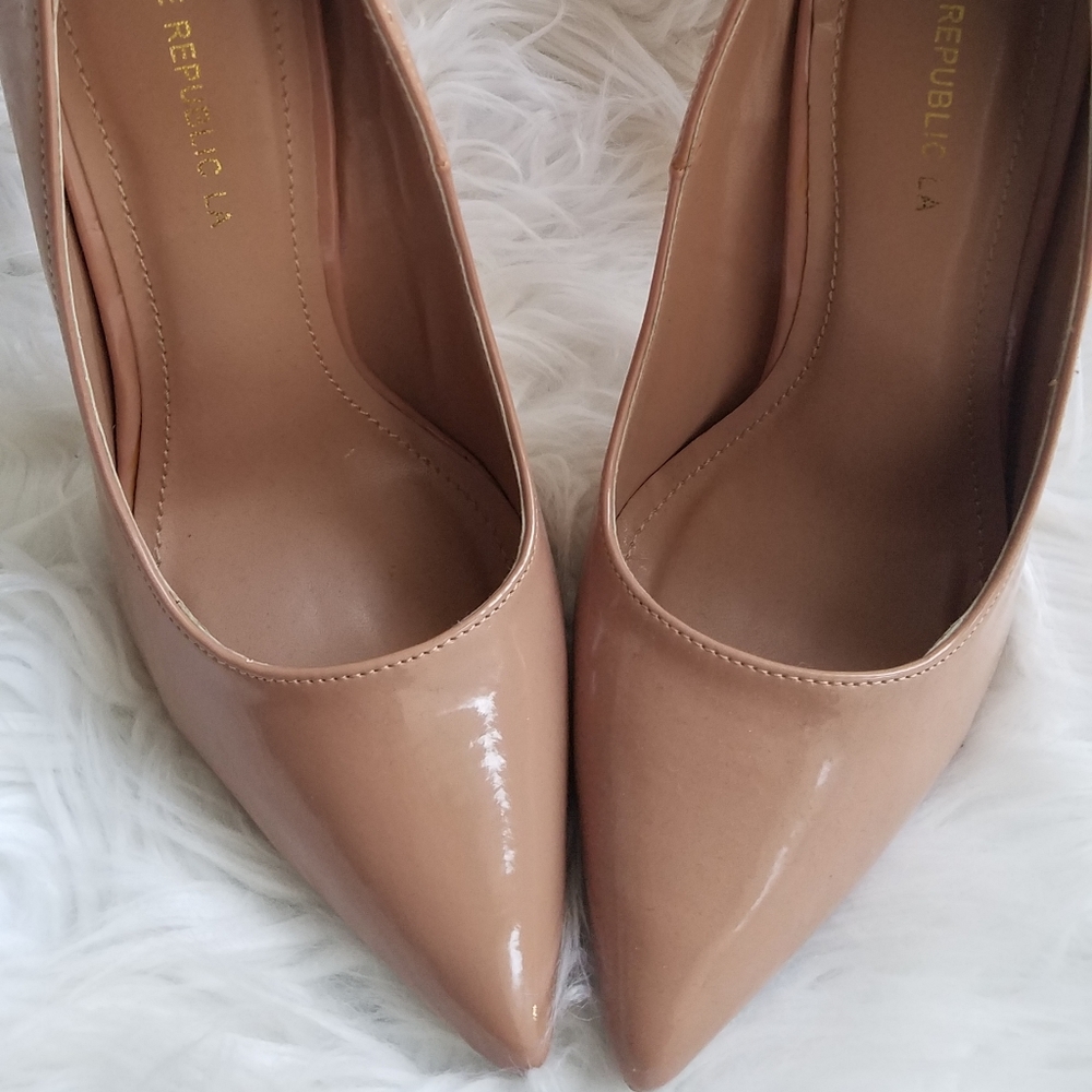 Tan/pinkish closed pointed pumps